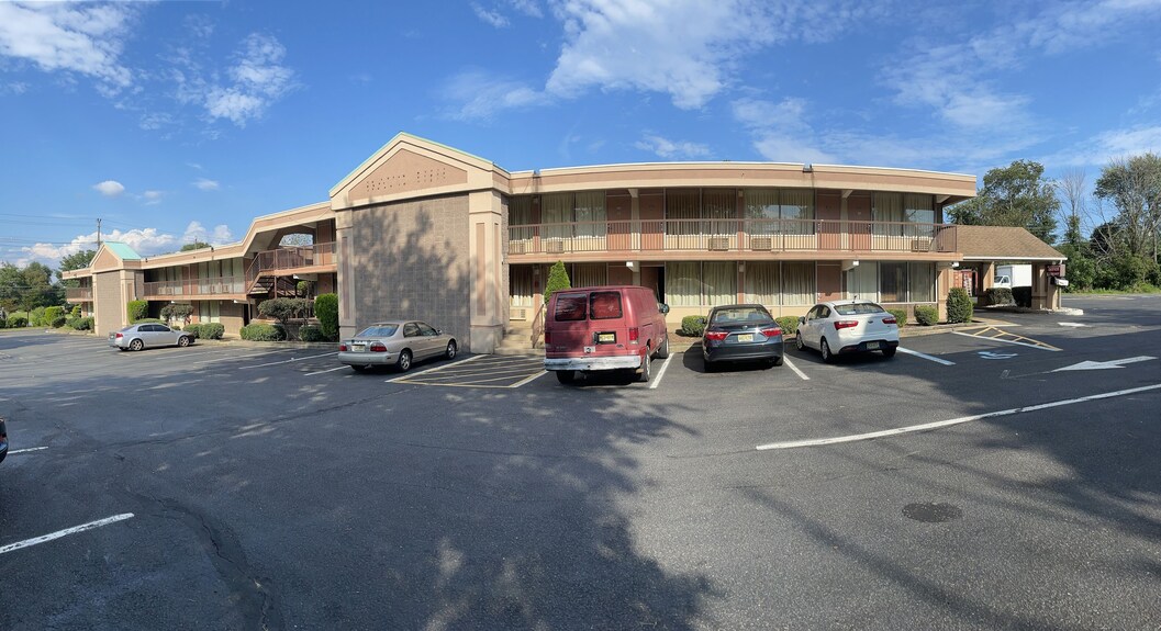 Travelers Inn exterior in Dayton, New Jersey